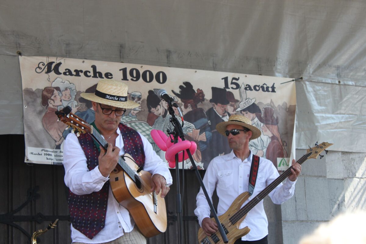 Musiciens en concert lors de Marché 1900, le 15 août à Marche-en-Famenne